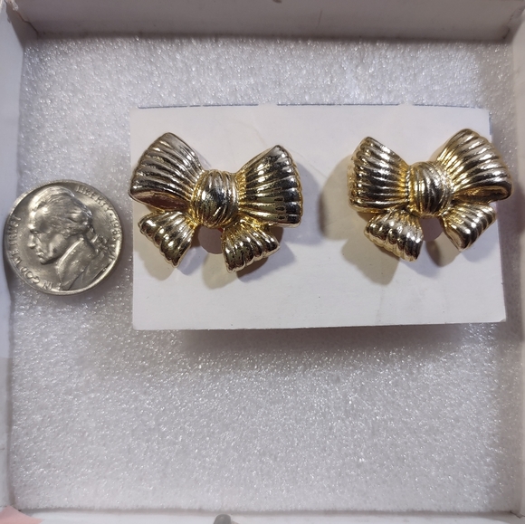 Gold Bows Clip-on Earrings - Picture 3 of 7
